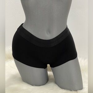 VICTORIAS SECRET PINK LOGO BOYSHORT PANTY. NWT